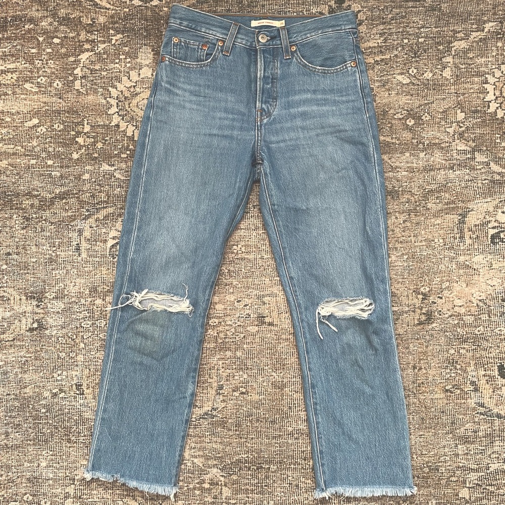 LEVI’S Wedgie Straight Jean with distressing